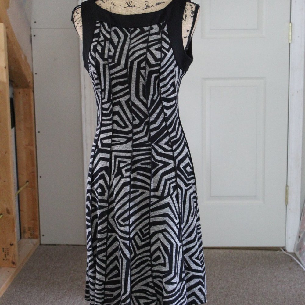 PRECEPTIONS NEW YORK PRINT KNIT DRESS SZ M.